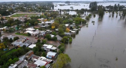 Inundações por chuvas copiosas e persistentes já deixam mais de 2.000 deslocados no Uruguai, uma boa parte em departamentos vizinhos ao Brasil