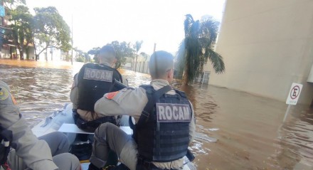 Em várias cidades do Rio Grande do Sul, agentes da Brigada Militar e da Polícia Civil têm usado embarcações para fazer o policiamento ostensivo nas ruas alagadas para coibir saques