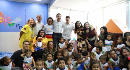 Prefeitura aumenta vagas em creches no Recife. Ministro da Educação, Camilo Santana, participou do evento ao lado do prefeito João Campos