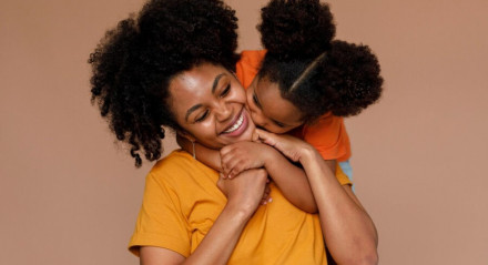 Imagem ilustrativa de mãe com filhos para frases de Dia das Mães