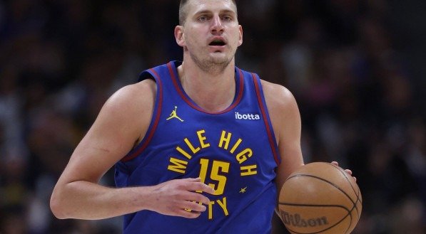 Imagem de Nikola Jokic, do Denver Nuggets, em ação pela NBA