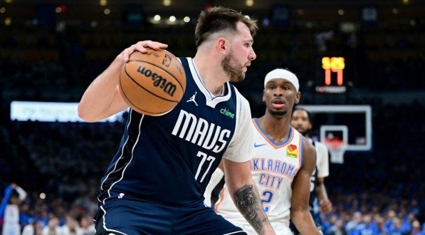 Imagem de Luka Doncic (Dallas Mavericks) e Shai Gilgeous-Alexander (Oklahoma City Thunder) em ação pela NBA