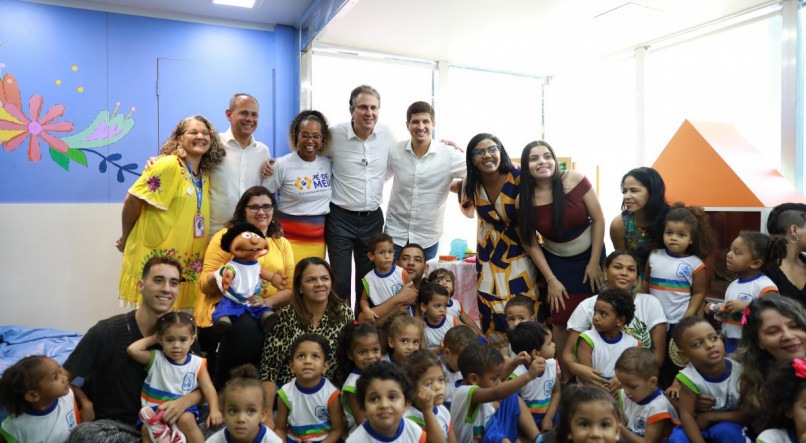 Prefeitura aumenta vagas em creches no Recife. Ministro da Educa&ccedil;&atilde;o, Camilo Santana, participou do evento ao lado do prefeito Jo&atilde;o Campos