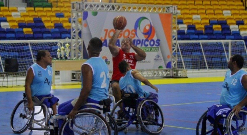 Pessoas em cadeiras de roda jogando basquete nos jogos paralímpicos de 2022. Imagem ilustrativa para falar dos Jogos Paralímpicos do Recife