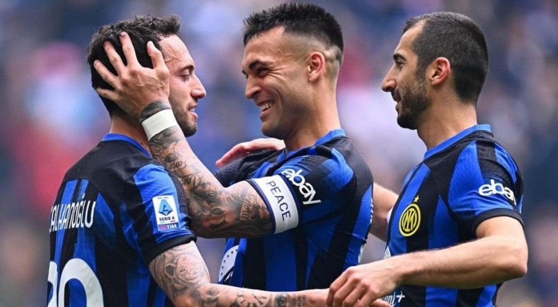 Imagem: três jogadores da Inter de Milão se abraçam