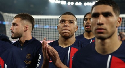 Imagem de jogadores do Paris Saint-Germain, com foco em Kylian Mbappé