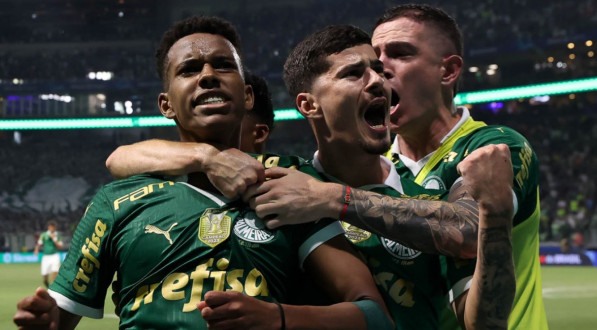Imagem: três jogadores do Palmeiras comemorando gol abraçados 