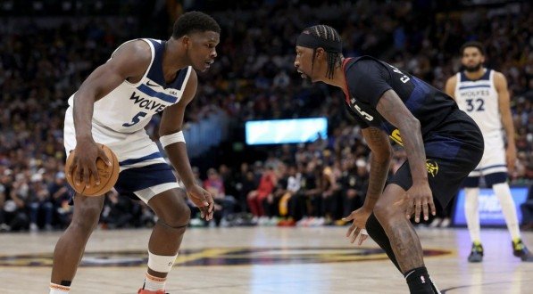 Imagem de Anthony Edwards (Timberwolves) e Kentavious Caldwell-Pope (Nuggets) em ação pela NBA