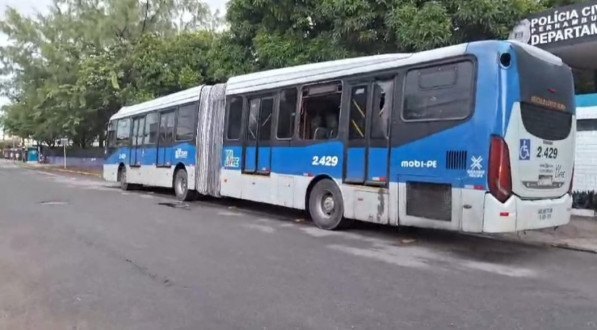 Um suspeito morreu e outros foram espancados por passageiros durante assalto a ônibus BRT, na noite dessa quinta-feira (9)