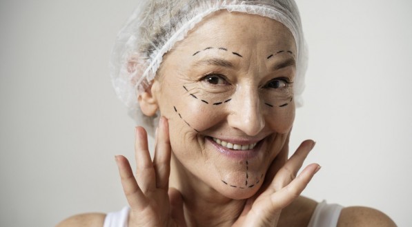 Mulher sorridente com traços de marcador no rosto para cuidados com a pele

