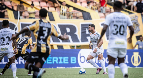 Imagem de um lance do jogo entre Amazonas x Santos pela S&eacute;rie B