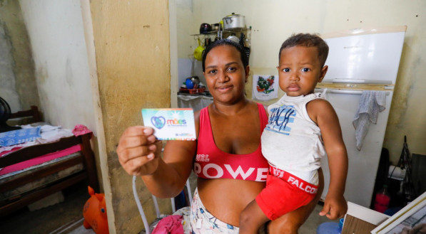 Amanda Maria da Silva, de 27 anos, é beneficiária do Mães de Pernambuco e vai receber  R$ 300 mensais 
