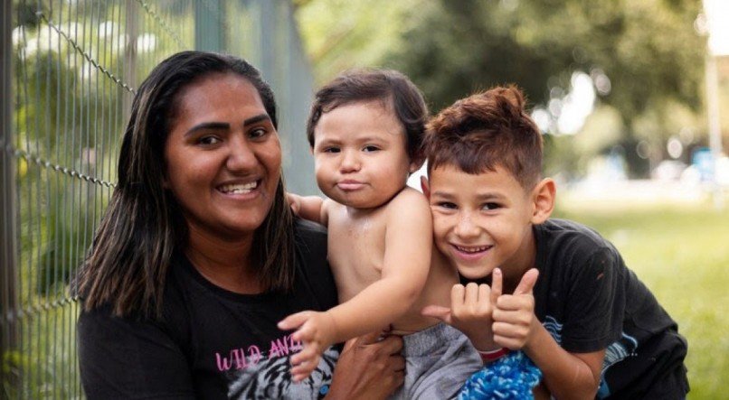 Antônia e os filhos Enzo (6 anos) e Lorenzo (1 ano) em Brasília (DF): obras e equipamentos têm impacto direto no cotidiano de mães e de responsáveis pelo cuidado com crianças e adolescentes