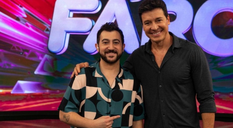 Ator Vincent Martella, o Greg de Todo Mundo odeia o Chris, ao lado do apresentador Rodrigo Faro no programa Hora do Faro