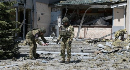 Os combates prosseguiram nesta segunda-feira (13) na região de Kharkiv, no nordeste da Ucrânia