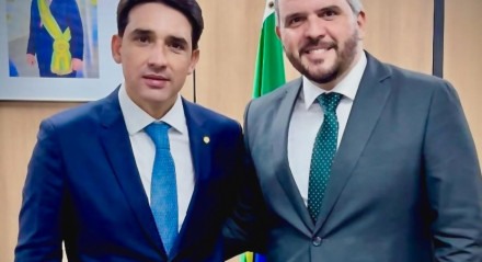 O ministro Sílvio Costa Filho ao dar posse a Tomé Franca como Secretário Nacional de Aviação Civil