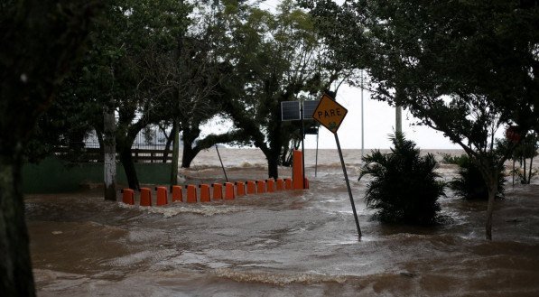 Nível do Guaíba, em Porto Alegre, ultrapassou 5 metros no início da tarde desta segunda-feira (13) e a tendência é de que continue subindo nos próximos dias, podendo superar a marca de 5,5 metros