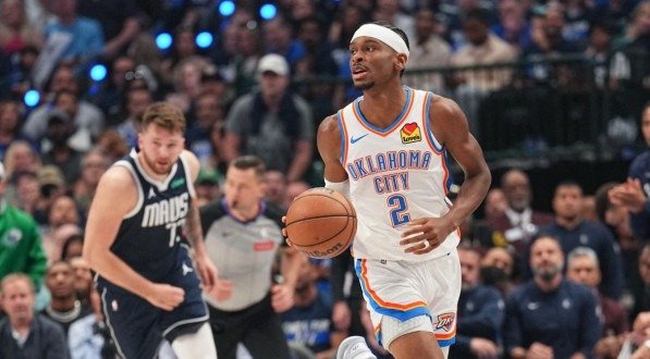 Imagem do jogador Shai Gilgeous-Alexander (Thunder) e Luka Doncic (Mavericks) em ação pela NBA