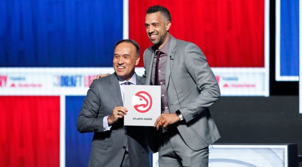 Imagem de Landry Fields (Atlanta Hawks) e Mark Tatum no evento de Loteria do Draft NBA 2024