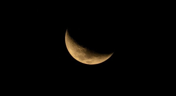 Lua Crescente no céu