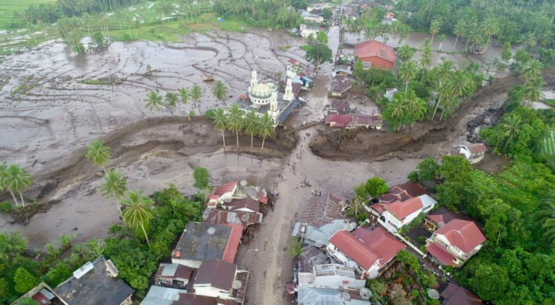 O número de mortos por inundações repentinas e fluxo de lava fria de um vulcão no oeste da Indonésia no fim de semana aumentou para 44 com mais 15 desaparecidos, disseram autoridades