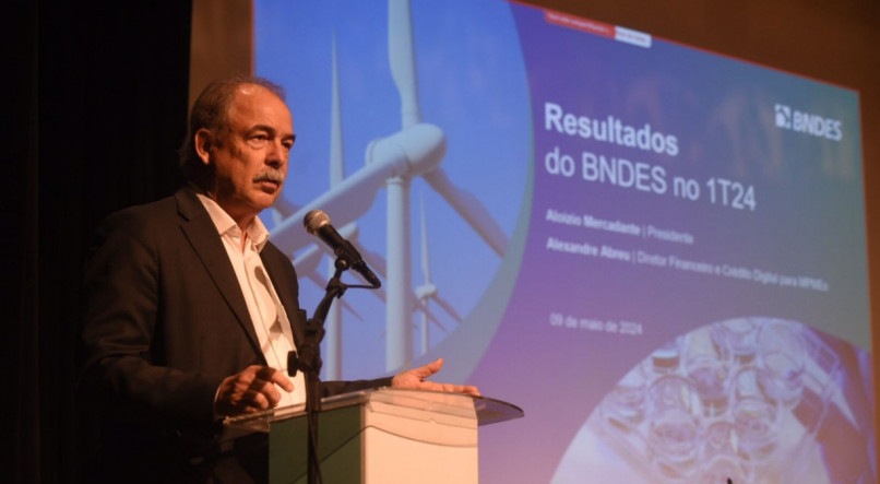 Presidente do BNDES, Aluizio Mercadante, fala ao público em púlpito com microfone
