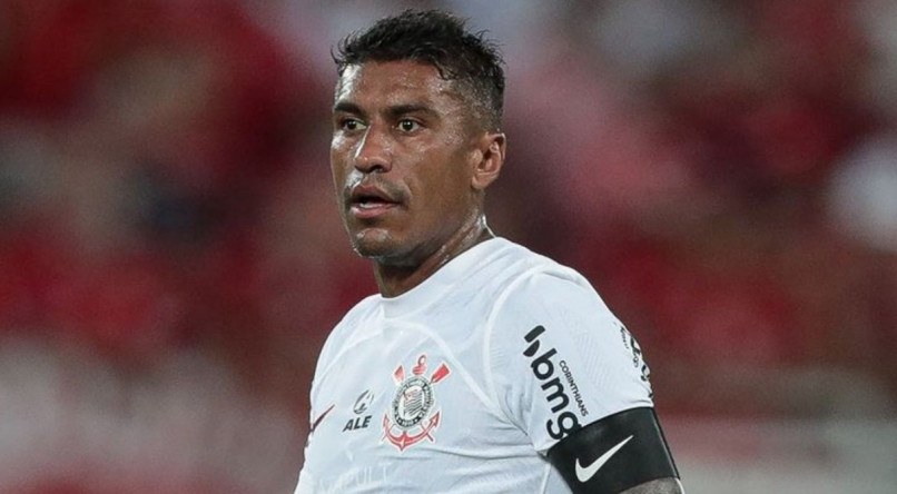 Paulinho, volante do Corinthians, com a faixa de capitão