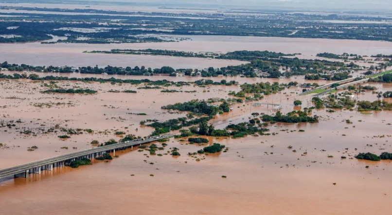 O estado do Rio Grande do Sul tem 102 trechos de rodovias federais e estaduais com bloqueios total ou parciais por causa das enchentes