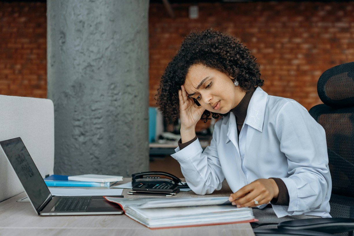 Foto de Mikhail Nilov: https://www.pexels.com/pt-br/foto/mulher-computador-portatil-laptop-notebook-8297240/