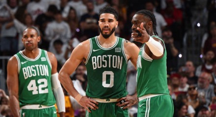 Imagem dos jogadores do Boston Celtics em quadra pela NBA