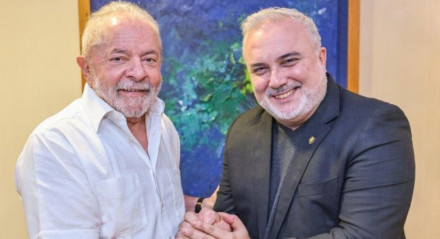 Lula apresenta Prates como presideete da Petrobras .