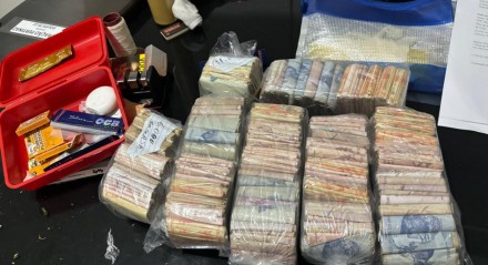 Operação contra grupos criminosos apreendeu dinheiro, drogas e armas 