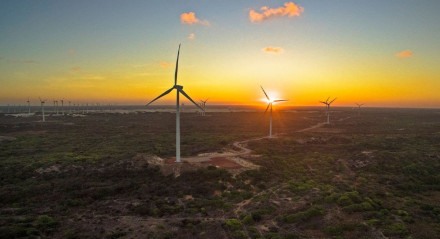 Parques eólicos no Nordeste turbinas de geração de energia.