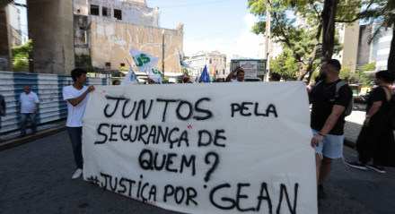 Familiares e amigos do estudante Gean Carlos Lopes Júnior, de 20 anos, realizaram protesto contra a violência no Centro do Recife