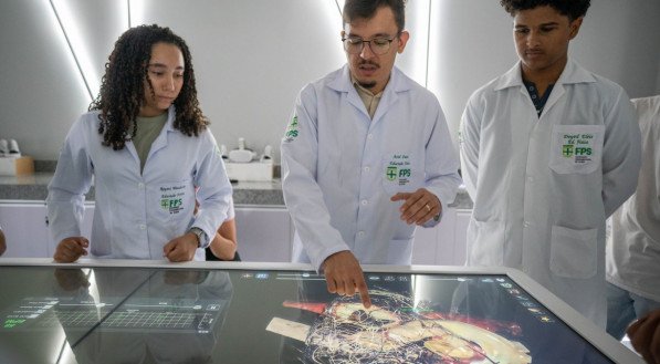 Além da ajuda na sala de aula, a mesa pode auxiliar no diagnóstico de um paciente.