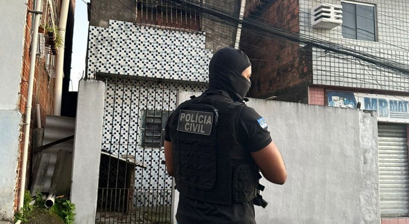 Foto de policial civil durante operação da Ficco contra tráfico de drogas e lavagem de dinheiro