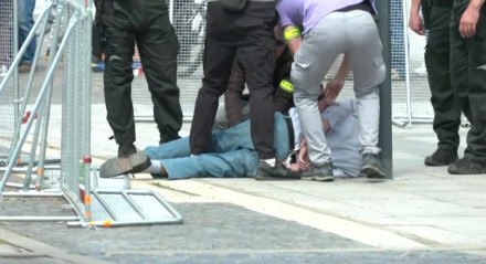 Um dos disparos atingiu o Roberto Fico no abdômen, de acordo com a rede de TV TA3