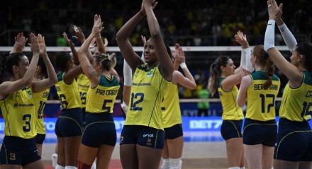 Imagem da seleção brasileira de vôlei feminino celebrando a vitória contra o Canadá, em estreia da VNL 2024