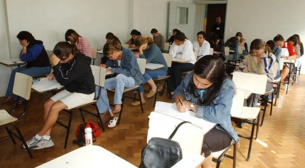 Estudantes realizam prova do Enem em sala de aula. Imagem ilustrativa para falar sobre a permissão do uso da CIN digital no exame