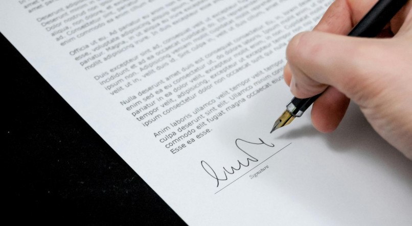 imagem ilustrativa assinatura contrato carta