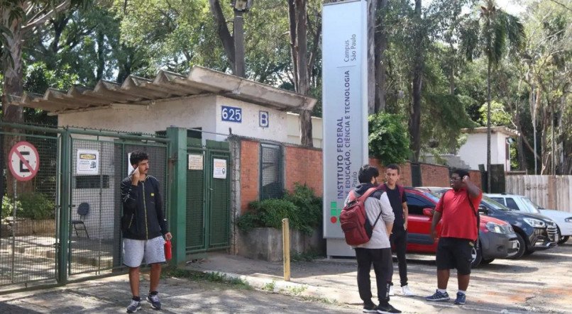 Governo propõe aumento de 13% a 31% a professores até 2026
