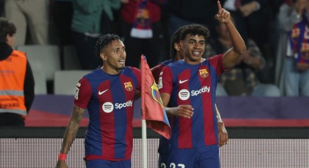 Imagem dos jogadores Raphinha e  Lamine Yamal em ação pelo Barcelona