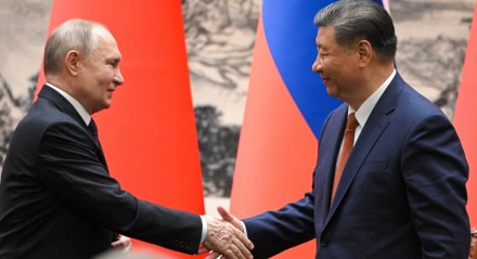 Xi Jinping deu as boas-vindas a Putin no Grande Salão do Povo com um evento bem coreografado