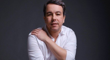 Cantor e compositor Ricardo Chacon