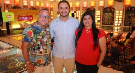 Charles Wenderson, gerente de marketing da Vitarella, acompanhado do Mestre Camarão e Adriana Frevo, protagonistas da nova campanha da marca