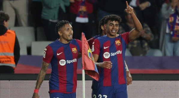 Imagem dos jogadores Raphinha e Lamine Yamal em ação pelo Barcelona