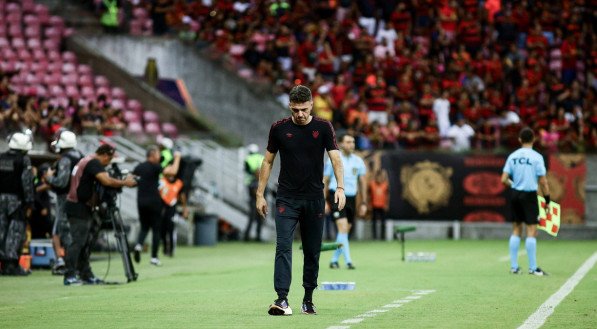 Imagem do t&eacute;cnico Mariano Soso, do Sport, na beira do campo da Arena de Pernambuco