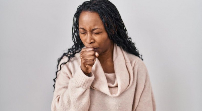 Imagem ilustrativa de mulher com tosse seca