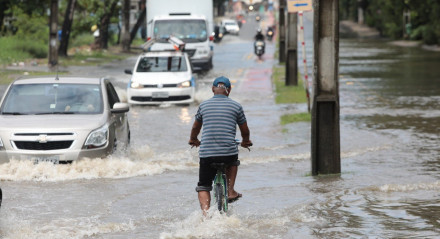 Rua alagada após chuva no Recife