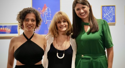 A artista Clara Nogueira ladeada pela secretária Cacau de Paula e Eduarda Belém gestora da Torre Malakoff, no abre da exposição Observa